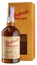 Виски Glenfarclas Family Cask W18 #7060, wooden box Виски Glenfarclas Family Cask W18 #7060, wooden box